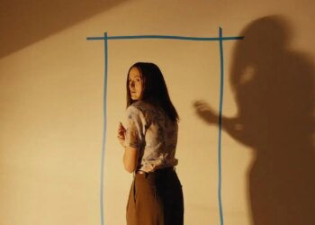 Kane Parsons’ın yönettiği korku-gerilim Arka Odalar (Backrooms) vizyonda