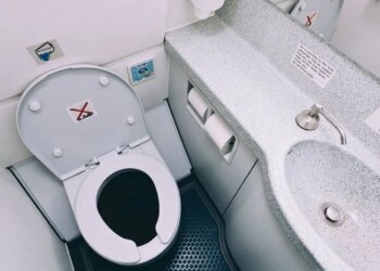 Uçak yolculuğunda hijyen tuzağı: Uzmanlar ‘sakın elinizi yıkamayın’ diyerek uyardı!