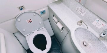 Uçak yolculuğunda hijyen tuzağı: Uzmanlar ‘sakın elinizi yıkamayın’ diyerek uyardı!