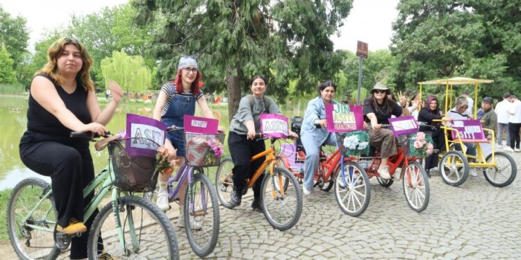 Bursa’da kadınlar ‘özgürlük’ için pedal çevirdi
