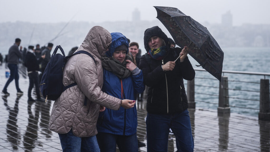 AKOM ve Meteoroloji'den Peş Peşe Uyarı: Saat Verildi, Şiddetli Yağış İstanbul'u Vuracak