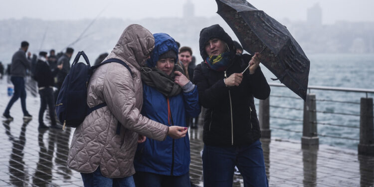 AKOM ve Meteoroloji'den Peş Peşe Uyarı: Saat Verildi, Şiddetli Yağış İstanbul'u Vuracak