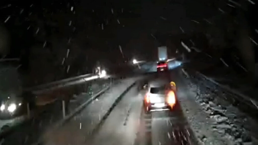 Afyonkarahisar'da Yoğun Kar Yağışı Nedeniyle Bazı Araçların Trafiğe Çıkması Yasaklandı