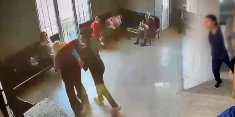 Beylikdüzü'nde 2 Hastayı Darbedip Yüzüne Tüküren Bakımevi Çalışanı Tutuklandı