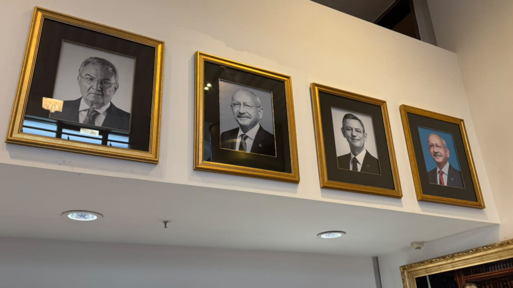 CHP Genel Merkezi’nde 'Fotoğraf' Mesajı: Özel'in Görüntüsü Hangi Anlama Geliyor?