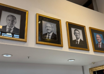 CHP Genel Merkezi’nde 'Fotoğraf' Mesajı: Özel'in Görüntüsü Hangi Anlama Geliyor?