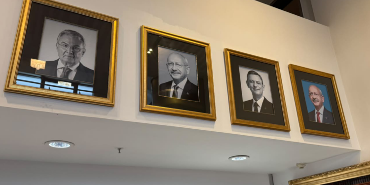CHP Genel Merkezi’nde 'Fotoğraf' Mesajı: Özel'in Görüntüsü Hangi Anlama Geliyor?