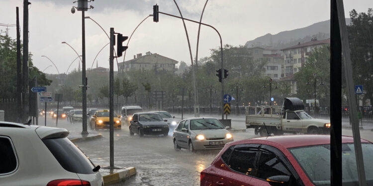 Çankırı’da Sağanak Kabusu: Yollar Kapandı, Mahsur Kalan Sürücüyü AFAD Kurtardı
