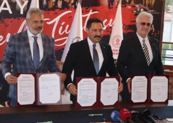 Depremde Yıkılan Tarihi Hatay Devleti Meclis Binası Tiyatroyla Küllerinden Doğdu