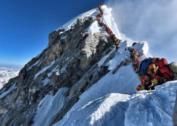Everest’te Tarihi Gün: Tek Günde 274 Dağcı Zirveye Çıkarak Dünya Rekorunu Kırdı!