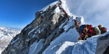 Everest’te Tarihi Gün: Tek Günde 274 Dağcı Zirveye Çıkarak Dünya Rekorunu Kırdı!