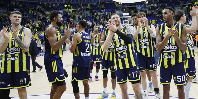 Fenerbahçe 3. Şampiyonluk İçin Sahaya Çıkıyor