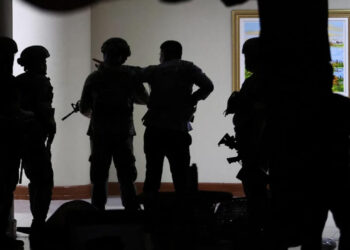 Filipinler Senatosu'nda Silah Sesleri, 'Saldırı Altındayız'