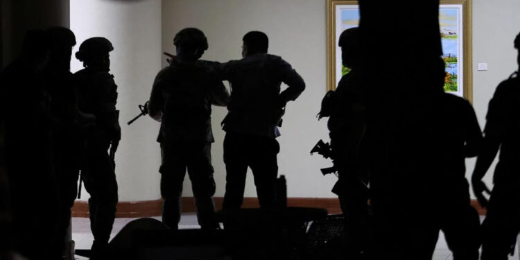 Filipinler Senatosu'nda Silah Sesleri, 'Saldırı Altındayız'