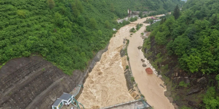 Giresun'u Sağanak Vurdu! Dereler Taştı, Yol Kapandı