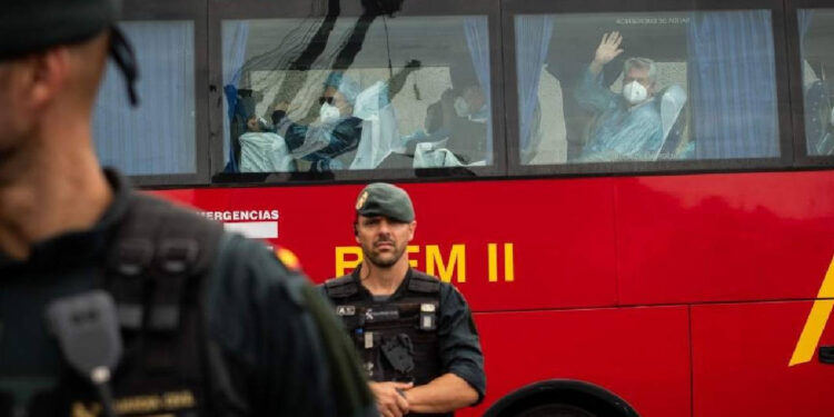 Hantavirüs görülen gemideki 3 Türk vatandaşı İstanbul'a getirildi