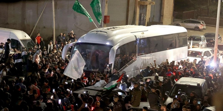 İsrail, 13 Gazzeli Esiri Serbest Bıraktı