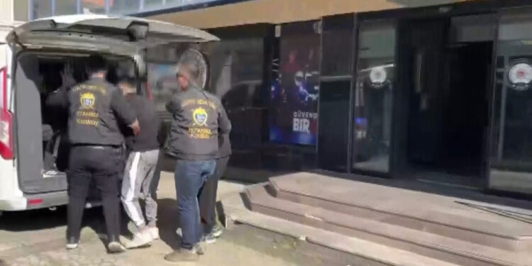Kadıköy'de Durdurulan Aracın Tamponundan Uyuşturucu Çıktı