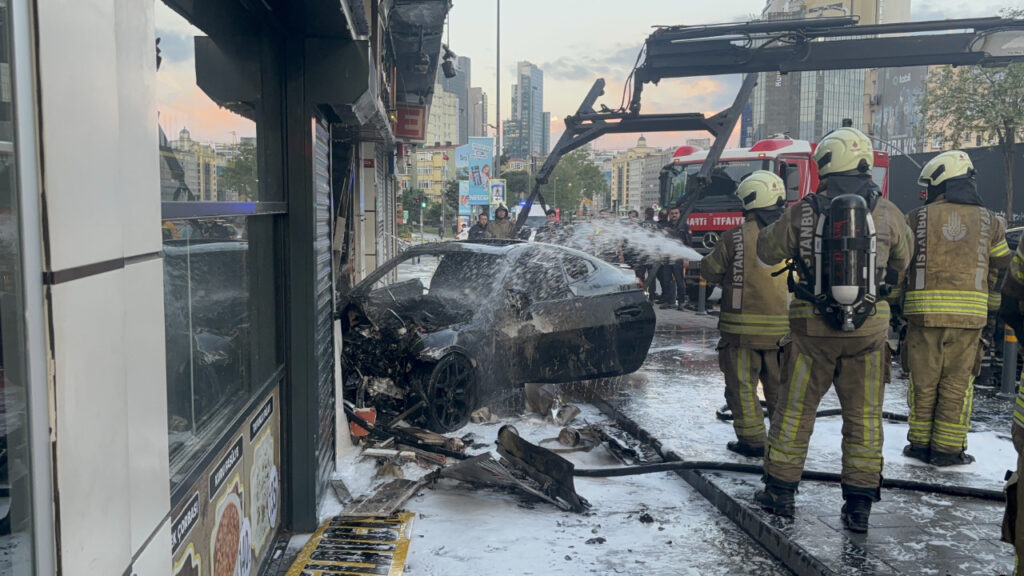 Lüks Aracın Daldığı Dükkanda Yangın! 2 Kişi Yaralandı