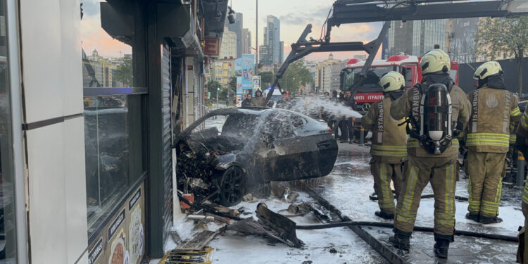 Lüks Aracın Daldığı Dükkanda Yangın! 2 Kişi Yaralandı