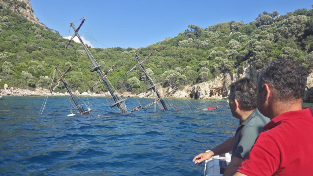Marmaris'te Tur Teknesi Battı: Gemide 110 Kişi Vardı