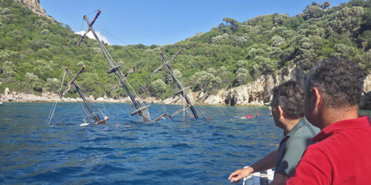 Marmaris'te Tur Teknesi Battı: Gemide 110 Kişi Vardı