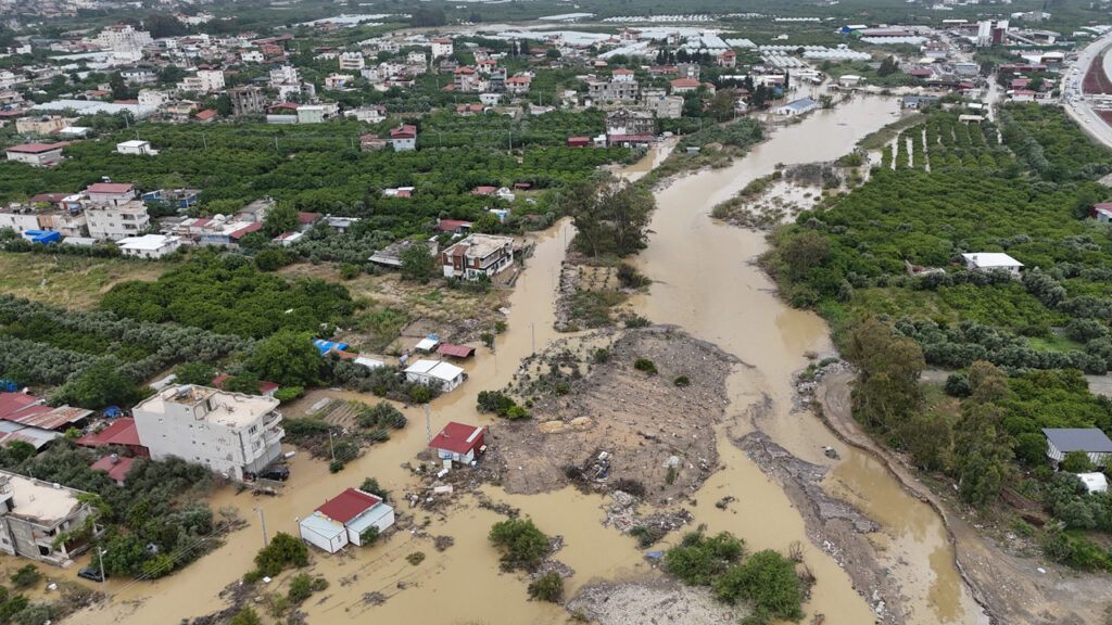 Metrekareye 157 Kilogram Yağış! Hatay'dan Can Kaybı Yükseldi, Okullar Tatil Edildi
