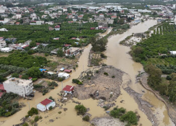 Metrekareye 157 Kilogram Yağış! Hatay'dan Can Kaybı Yükseldi, Okullar Tatil Edildi