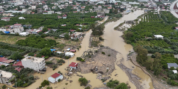 Metrekareye 157 Kilogram Yağış! Hatay'dan Can Kaybı Yükseldi, Okullar Tatil Edildi