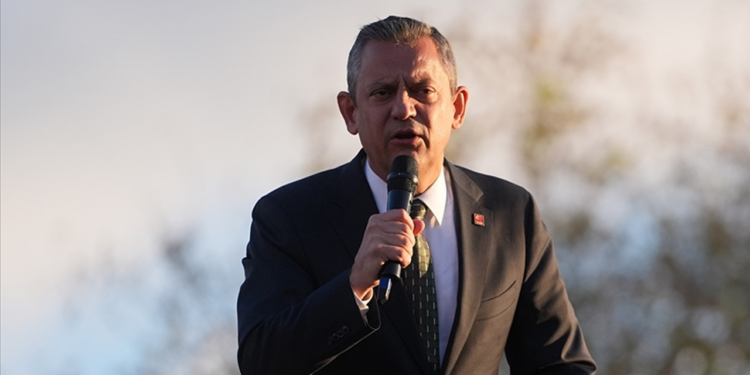 Özgür Özel Meclis Önünden Toplananlara Seslendi: 'Sıktım Dişimi Ama Artık Yeter'