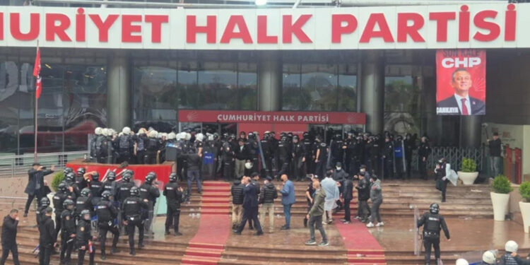 Polisler CHP Genel Merkezi'ne Girdi: Görüşmeler Sonuçsuz Kaldı