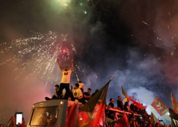 Amedspor oyuncuları taraftarla şampiyonluğu kutladı