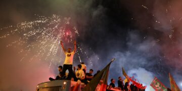 Amedspor oyuncuları taraftarla şampiyonluğu kutladı