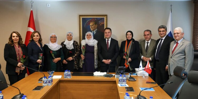 Barış Anneleri DEVA Partisi ve Saadet Partisi’ni ziyaret etti