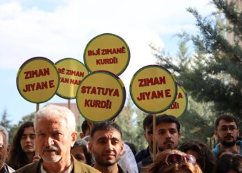 Eğitim Bakanlığı önünde açıklama: Kürtçe’nin önündeki engeller kaldırılsın