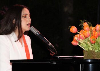 Şarkıcı Karsu’ya Kraliyet Nişanı verildi