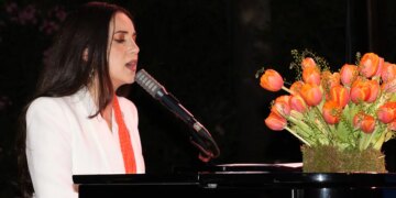 Şarkıcı Karsu’ya Kraliyet Nişanı verildi