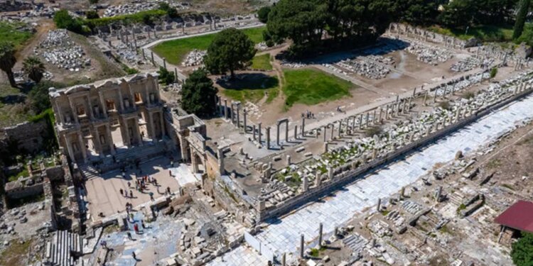 Efes Antik Kenti’nde ‘taş hastanesi’ kuruldu: Yüzyıllardır kayıp olan sütunlar yerlerine dönüyor