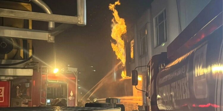 Kolonya imalathanesindeki yangın 8 saatte söndürüldü