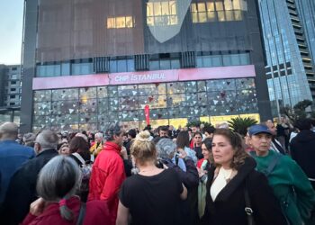 Birçok kentte CHP binaları önünde nöbet: Kararı tanımıyoruz