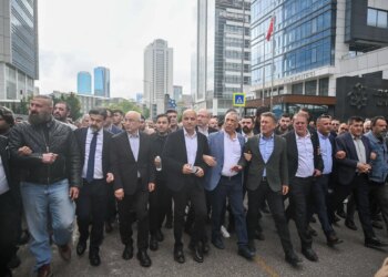 Özgür Özel, milletvekillleri ve yurttaşlarla Meclis’e yürüyor: Yazıklar olsun