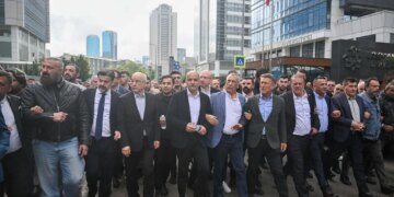 Özgür Özel, milletvekillleri ve yurttaşlarla Meclis’e yürüyor: Yazıklar olsun