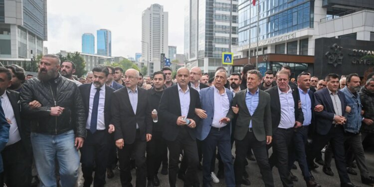 Özgür Özel, milletvekillleri ve yurttaşlarla Meclis’e yürüyor: Yazıklar olsun