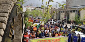 Wan’da Kürt Dil Bayramı yürüyüşü: Kürtçenin statüsü anayasal güvenceye alınmalı