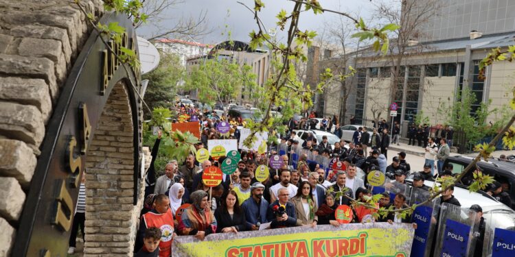 Wan’da Kürt Dil Bayramı yürüyüşü: Kürtçenin statüsü anayasal güvenceye alınmalı