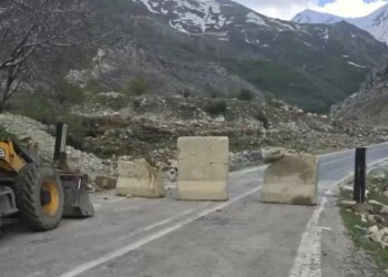 Wan’a gitmek isteyen yurttaşları jandarma engelledi: Karayolu günlerdir ulaşıma kapalı