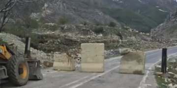Wan’a gitmek isteyen yurttaşları jandarma engelledi: Karayolu günlerdir ulaşıma kapalı