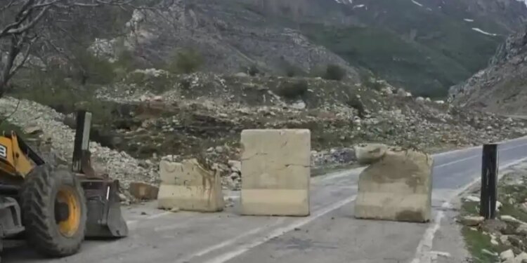 Wan’a gitmek isteyen yurttaşları jandarma engelledi: Karayolu günlerdir ulaşıma kapalı