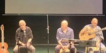 Doğan Canku ve Coşkun Demir’den 40 yıl sonra aynı sahne: Kırk yıllık özlem sahneye taşındı