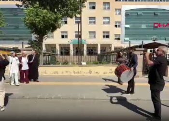 Boşanma sevinci adliye önüne taştı: Davul zurnalı kutlama yaptı